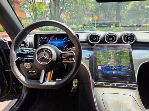 Mercedes-Benz CLE 300 4MATIC 2027 usado interior volante pantalla táctil color negro plata