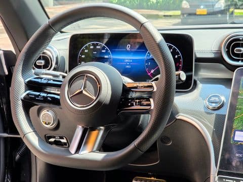 Mercedes-Benz CLE 300 4MATIC 2027 usado interior volante cuero gris tablero digital