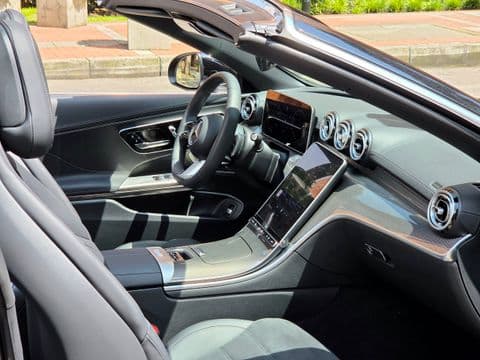 Mercedes-Benz CLE 300 4MATIC 2027 usado interior convertible gris con techo abierto