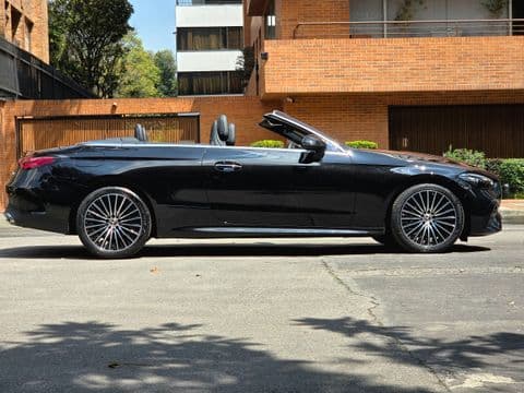 Mercedes-Benz CLE 300 4MATIC 2027 usado negro convertible vista lateral Bogotá
