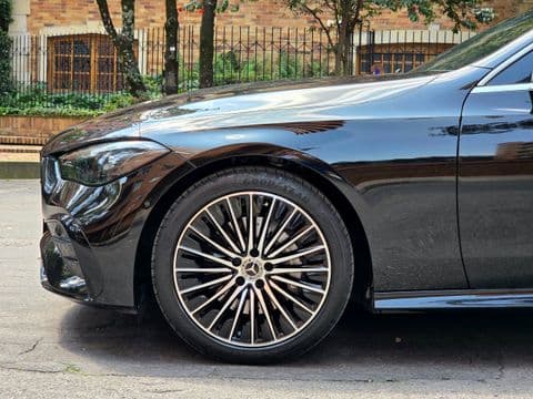 Mercedes-Benz CLE 300 4MATIC 2027 usado negro lateral con llantas cromadas brillantes