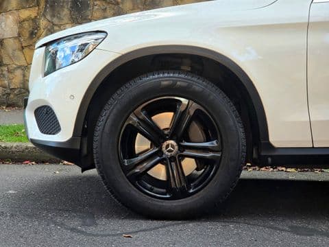 Mercedes-Benz GLC 250 4MATIC 2019 usado, vista lateral frontal, color blanco, llantas negras