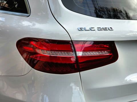 Mercedes-Benz GLC 250 4MATIC 2019 usado, vista trasera, luz roja y color blanco