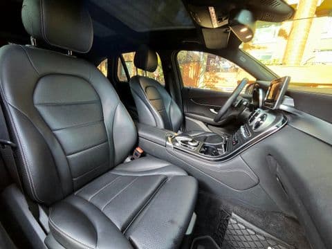 Mercedes-Benz GLC 250 4MATIC 2019 usado interior gris oscuro asientos cuero lado conductor