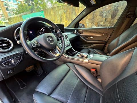Mercedes-Benz GLC 250 4MATIC 2019 usado, interior cuero marrón, volante y tablero