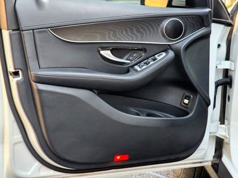 Mercedes-Benz GLC 250 4MATIC 2019 usado puerta interior negra con detalles cromados vista lateral