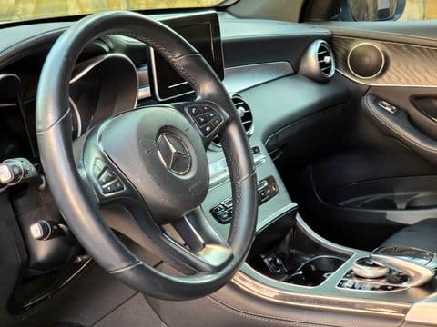 Mercedes-Benz GLC 250 4MATIC 2019 usado interior volante cuero negro vista frontal