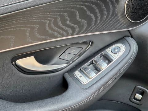 Mercedes-Benz GLC 250 4MATIC 2019 usado detalle manija puerta interior gris