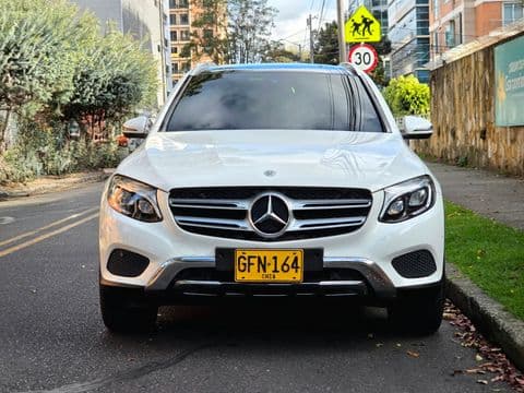 Mercedes-Benz GLC 250 4MATIC 2019 usado blanco vista frontal estacionado en calle