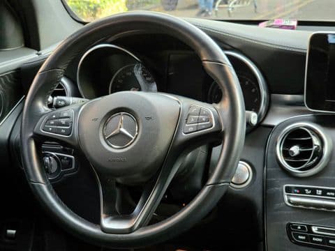 Mercedes-Benz GLC 250 4MATIC 2019 usado, vista interior volante negro y tablero