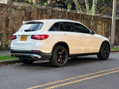 Mercedes-Benz GLC 250 4MATIC 2019 usado blanco vista lateral derecha en Bogotá