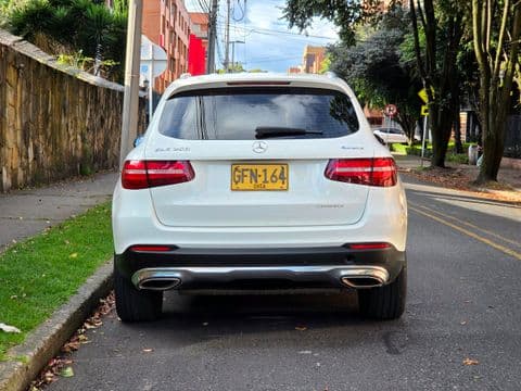 Mercedes-Benz GLC 250 4MATIC 2019 usado vista trasera color blanco en Bogotá