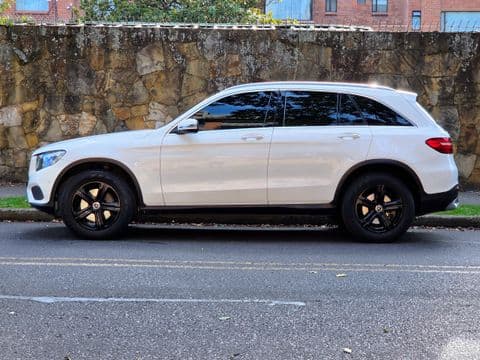 Mercedes-Benz GLC 250 4MATIC 2019 usado blanco vista lateral con llantas negras