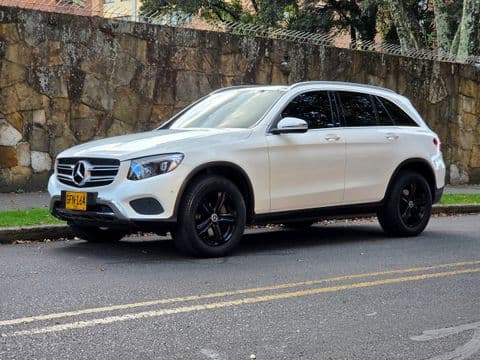 Mercedes-Benz GLC 250 4MATIC 2019 usado blanco vista lateral completa en Bogotá
