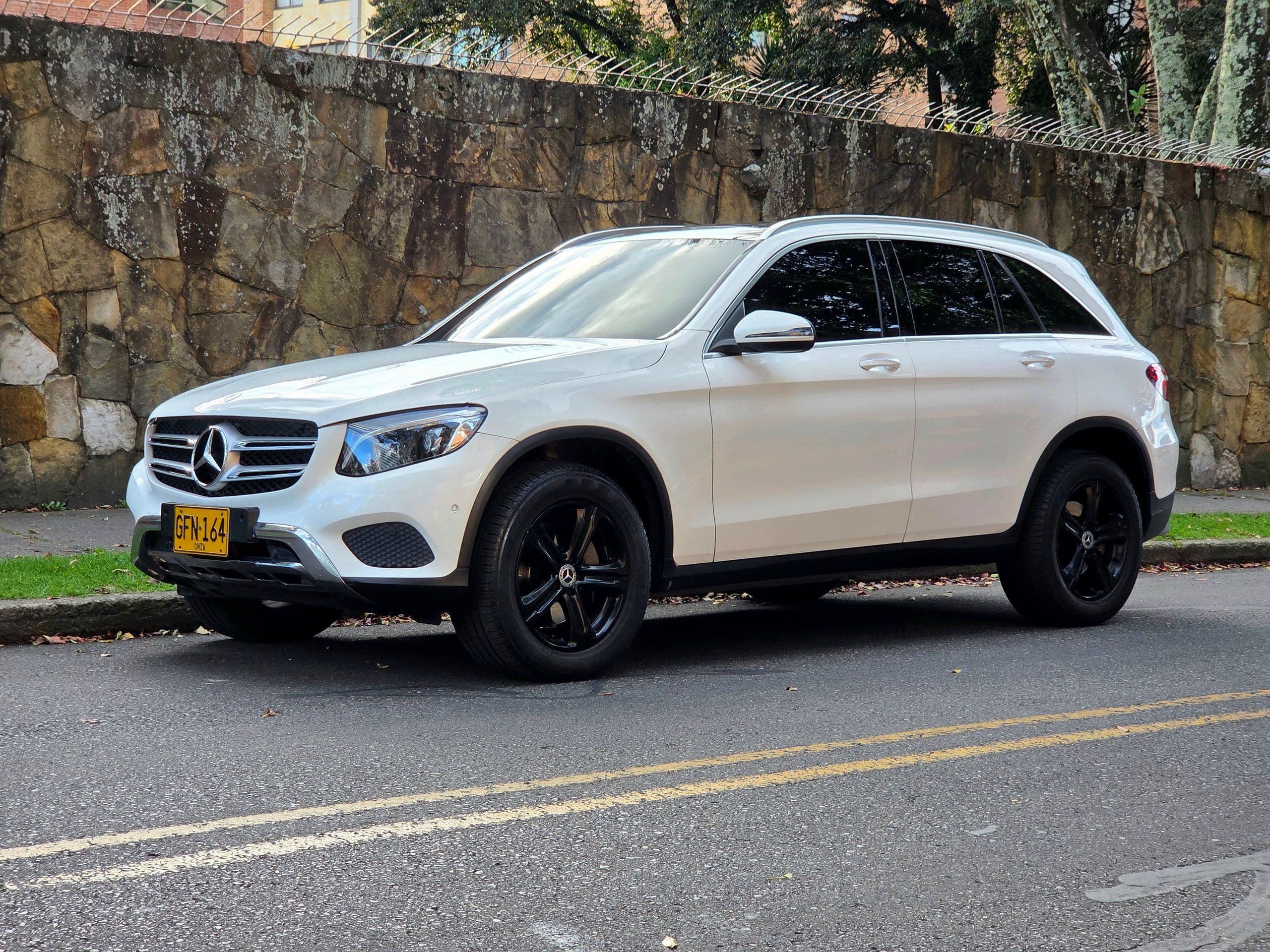 Mercedes-Benz GLC 250 4MATIC 2019 usado blanco vista lateral completa en Bogotá