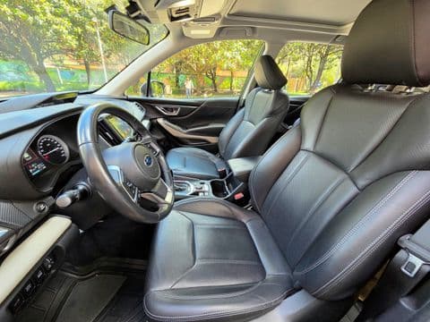 Subaru FORESTER 2.5I-S ES 2023 usado interior gris cuero volante vista frontal