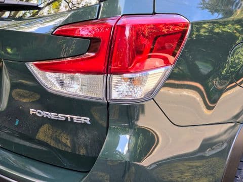 Subaru FORESTER 2.5I-S ES 2023 usado, vista trasera lateral, luz roja y negra