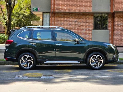 Subaru FORESTER 2.5I-S ES 2023 usado color negro vista lateral completa en Bogotá