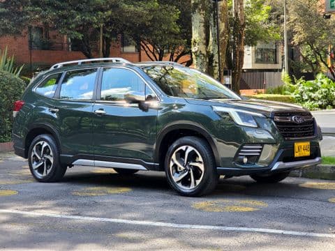 Subaru FORESTER 2.5I-S ES 2023 usado color verde oscuro vista lateral completa