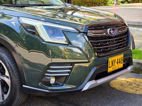 Subaru FORESTER 2.5I-S ES 2023 usado verde frente lateral con faros LED