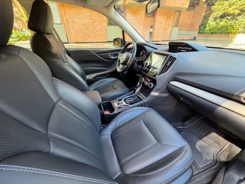 Subaru FORESTER 2.5I-S ES 2023 usado interior gris asientos cuero vista lateral derecha