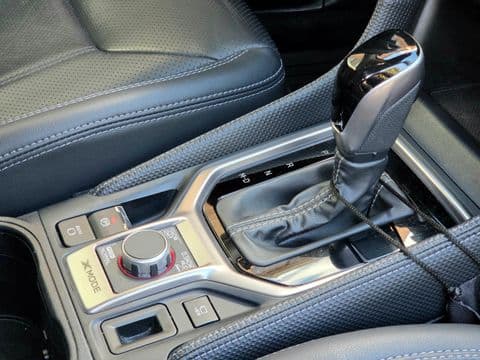 Subaru FORESTER 2.5I-S ES 2023 usado interior consola central cambios automáticos gris