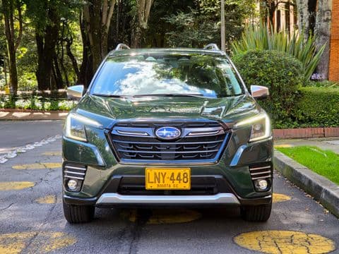 Subaru FORESTER 2.5I-S ES 2023 usado vista frontal color verde placa amarilla Bogotá