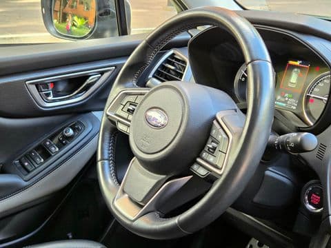 Subaru FORESTER 2.5I-S ES 2023 usado interior volante gris oscuro tablero