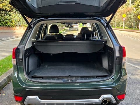 Subaru FORESTER 2.5I-S ES 2023 usado vista trasera maletero abierto color verde