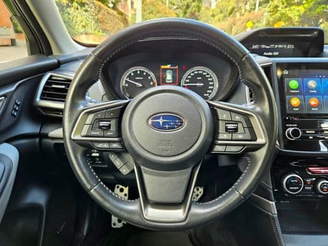 Subaru FORESTER 2.5I-S ES 2023 usado interior volante negro dashboard vista frontal