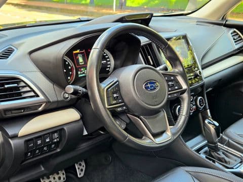 Subaru FORESTER 2.5I-S ES 2023 usado interior tablero volante gris plata panorámico