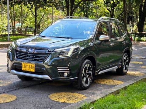 Subaru FORESTER 2.5I-S ES 2023 usado color verde oscuro vista frontal lateral