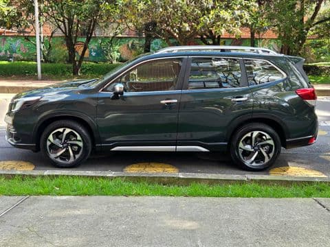 Subaru FORESTER 2.5I-S ES 2023 usado vista lateral color verde oscuro en Bogotá