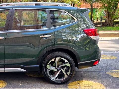 Subaru FORESTER 2.5I-S ES 2023 usado vista lateral verde oscuro con llantas aleación