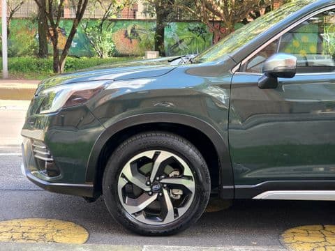 Subaru FORESTER 2.5I-S ES 2023 usado verde lateral frente rueda aleación
