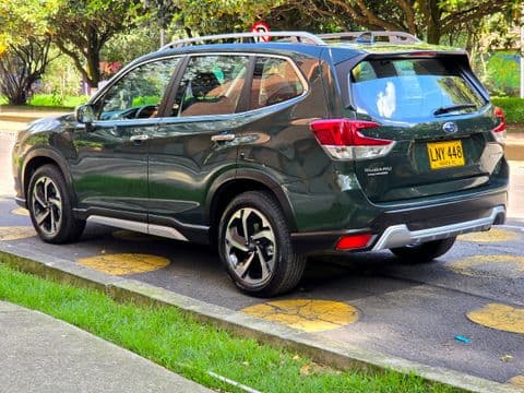 Subaru FORESTER 2.5I-S ES 2023 usado vista lateral derecha color verde oscuro