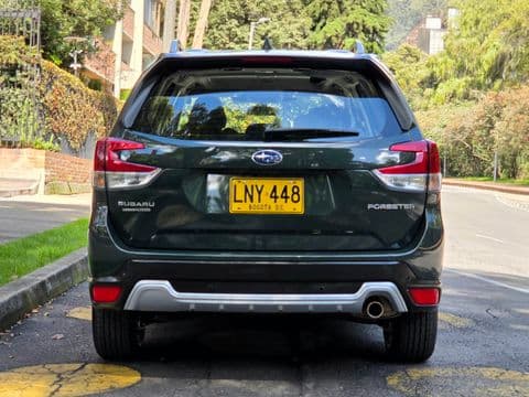 Subaru FORESTER 2.5I-S ES 2023 usado vista trasera color negro Bogotá