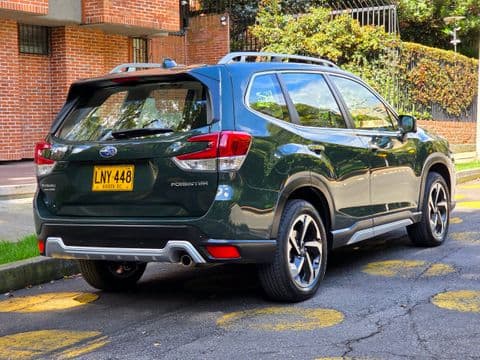Subaru FORESTER 2.5I-S ES 2023 usado vista trasera lateral color verde oscuro